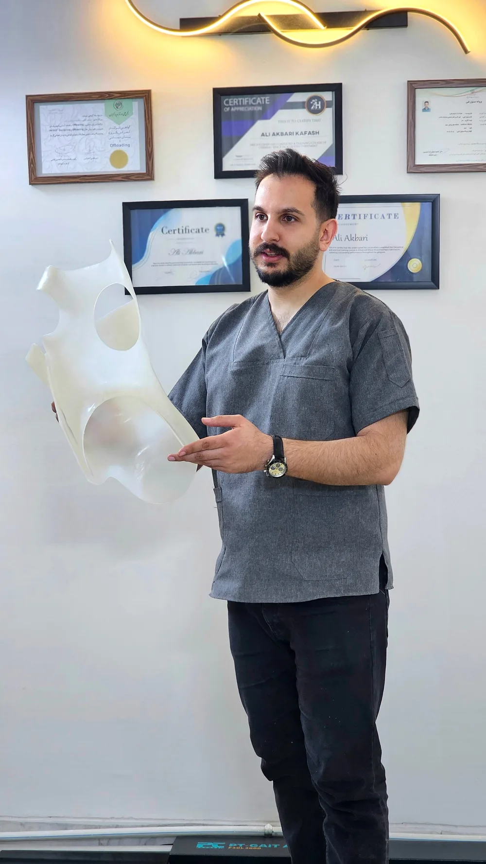 بریس تخصصی چنو برای درمان انحراف ستون فقرات در کلینیک سپهر مشهد