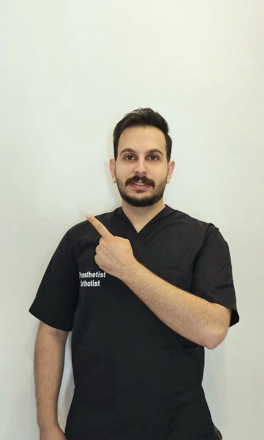 علی اکبری در حال ارزیابی تخصصی بیمار